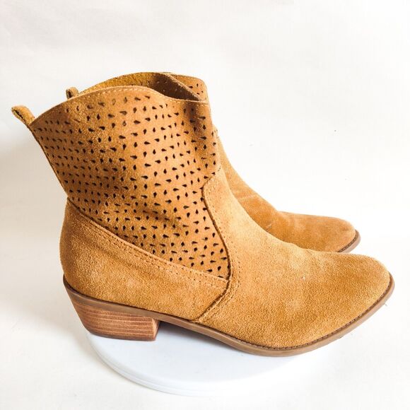 American Eagle AEO Perforated Boots Size 9 Camel Tan Suede Ankle Bootie Pull On - Picture 1 of 10